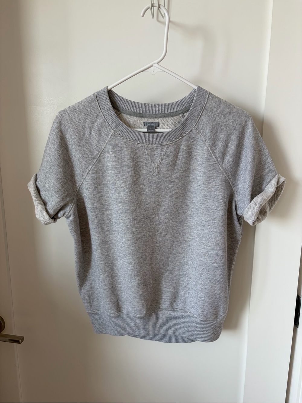 Short-sleeve raglan sweatshirt top
